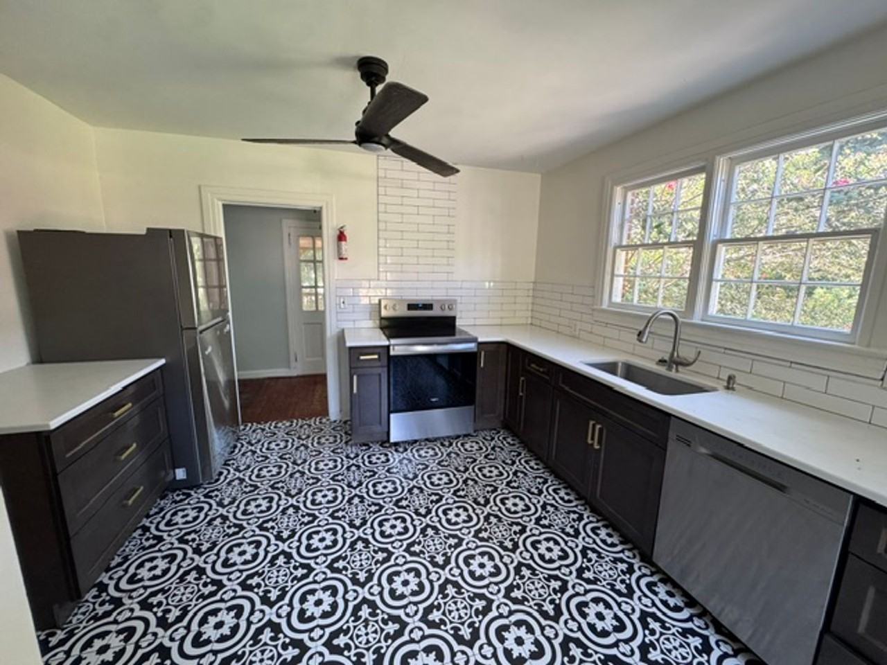 412 College Ave - Photo 5 of 9