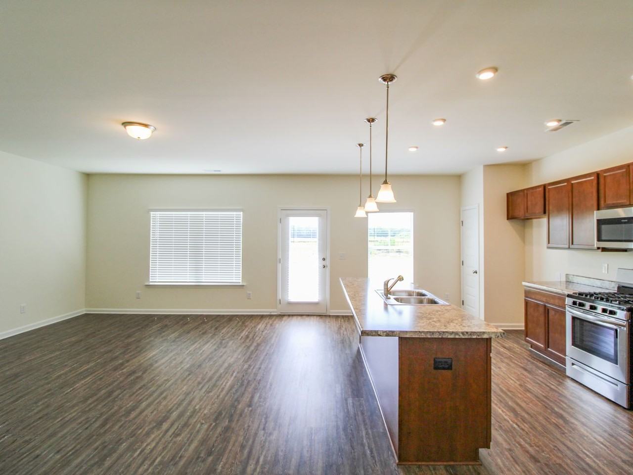 13791 Hill Place Ln - Photo 4 of 31