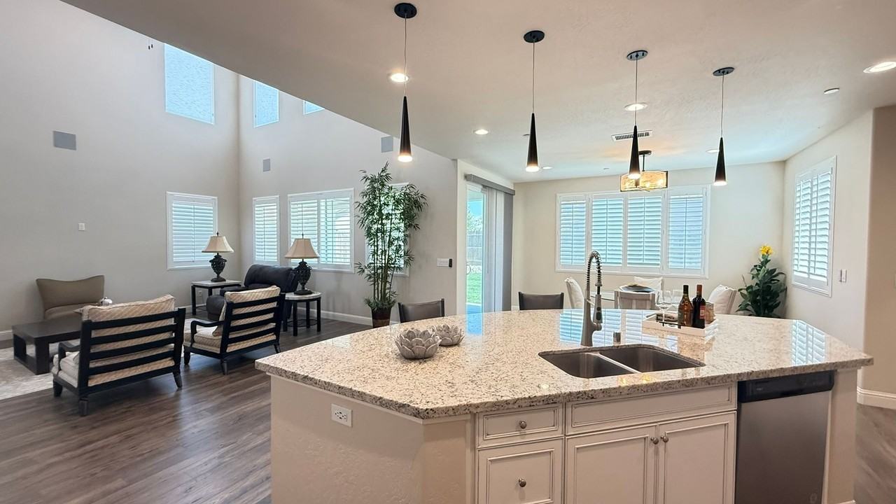 1821 W Corvina Ave - Photo 5 of 31