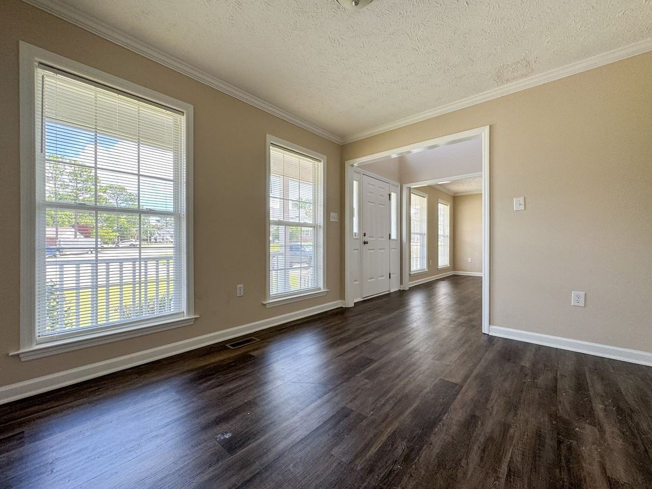 800 Connaly Dr - Photo 2 of 39