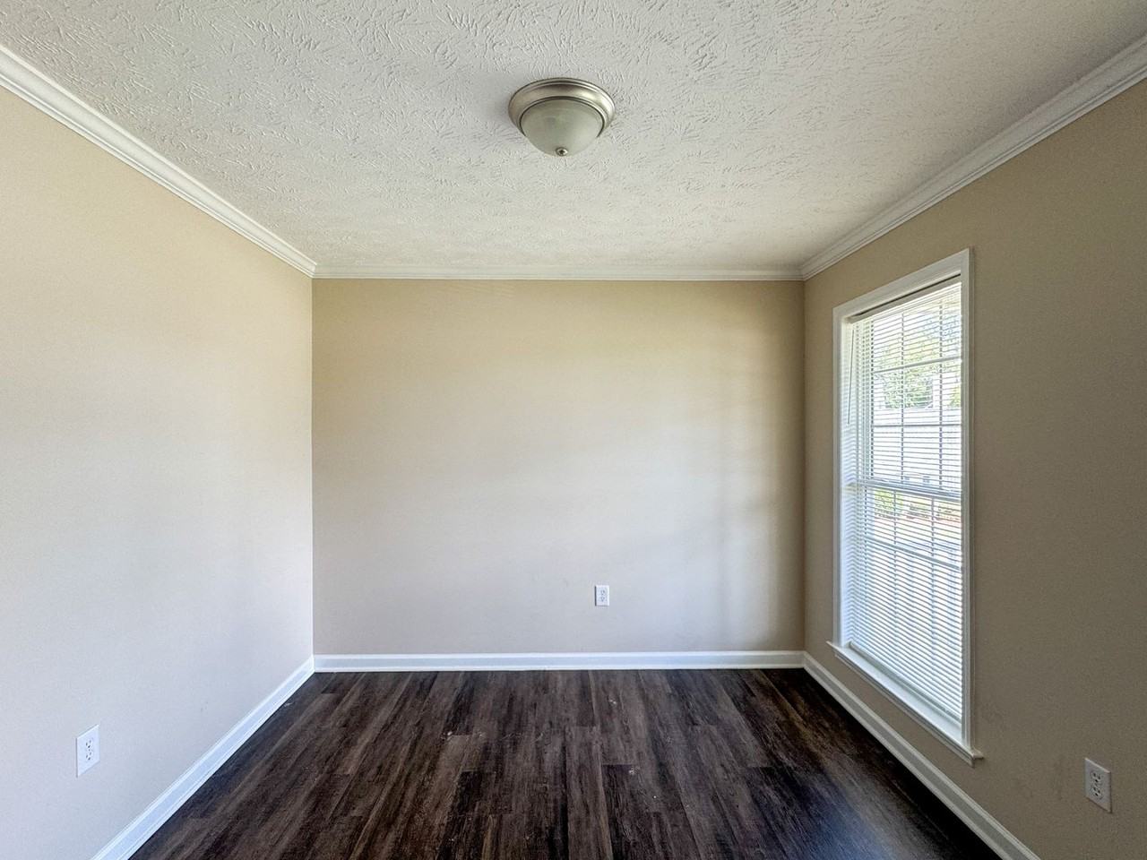 800 Connaly Dr - Photo 3 of 39