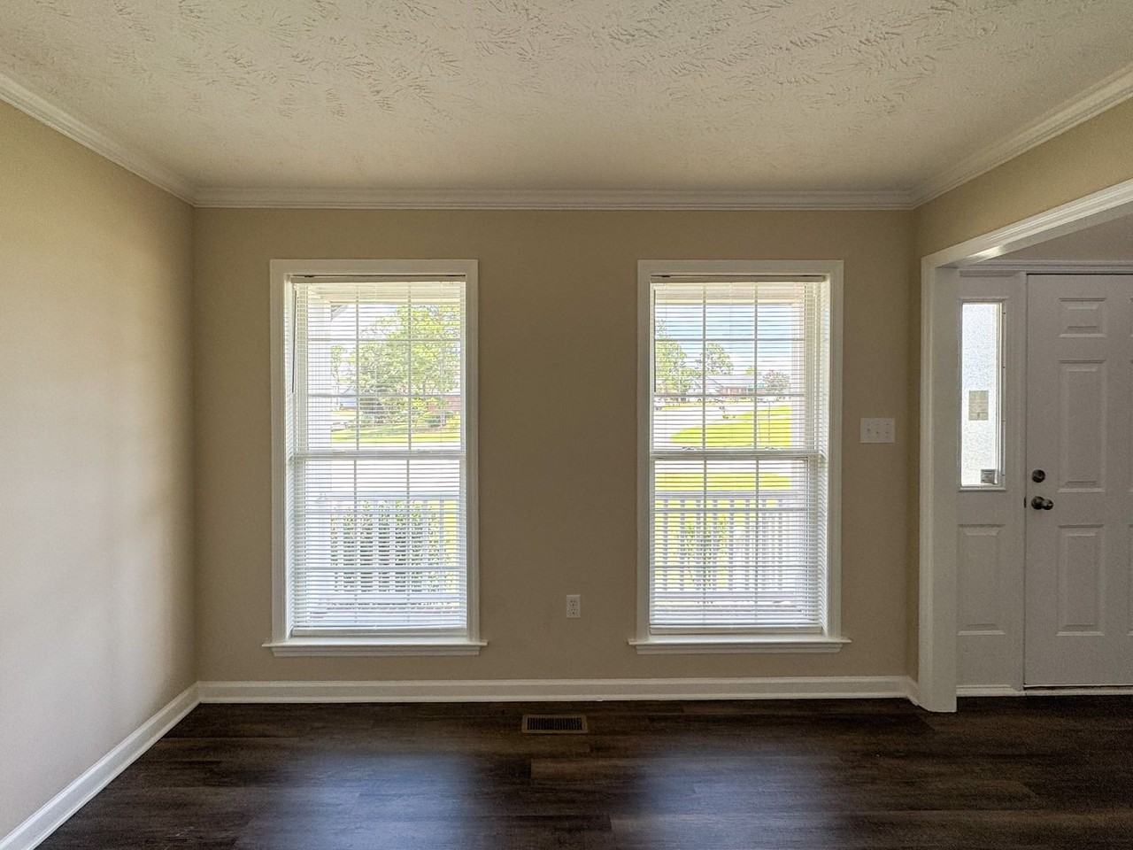 800 Connaly Dr - Photo 4 of 39