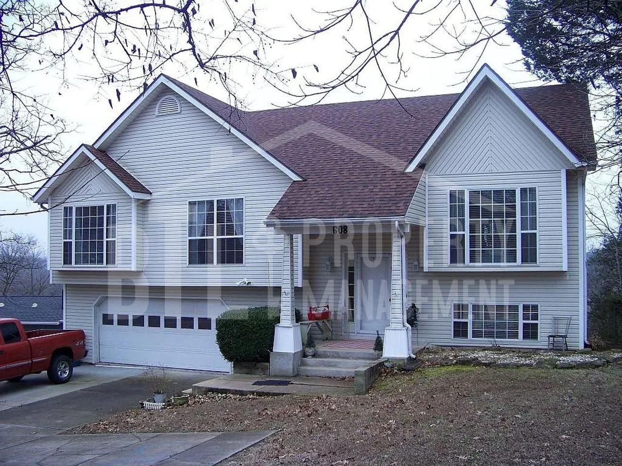 608 Cliff Dr
