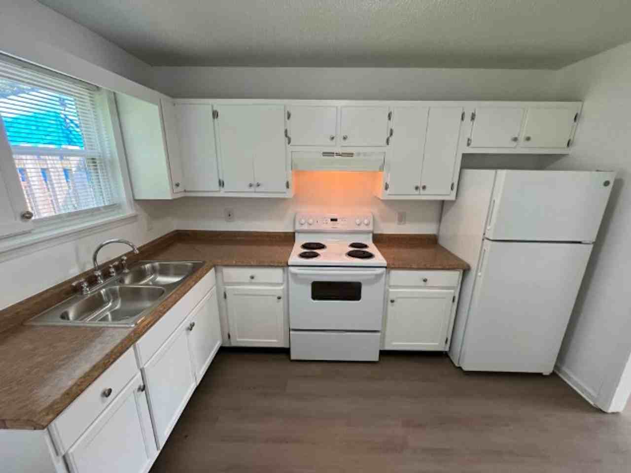 708 Riviera Dr - Photo 2 of 8