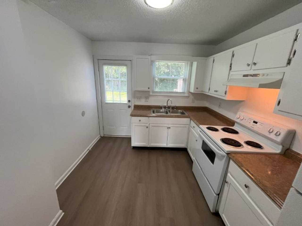 708 Riviera Dr - Photo 3 of 8