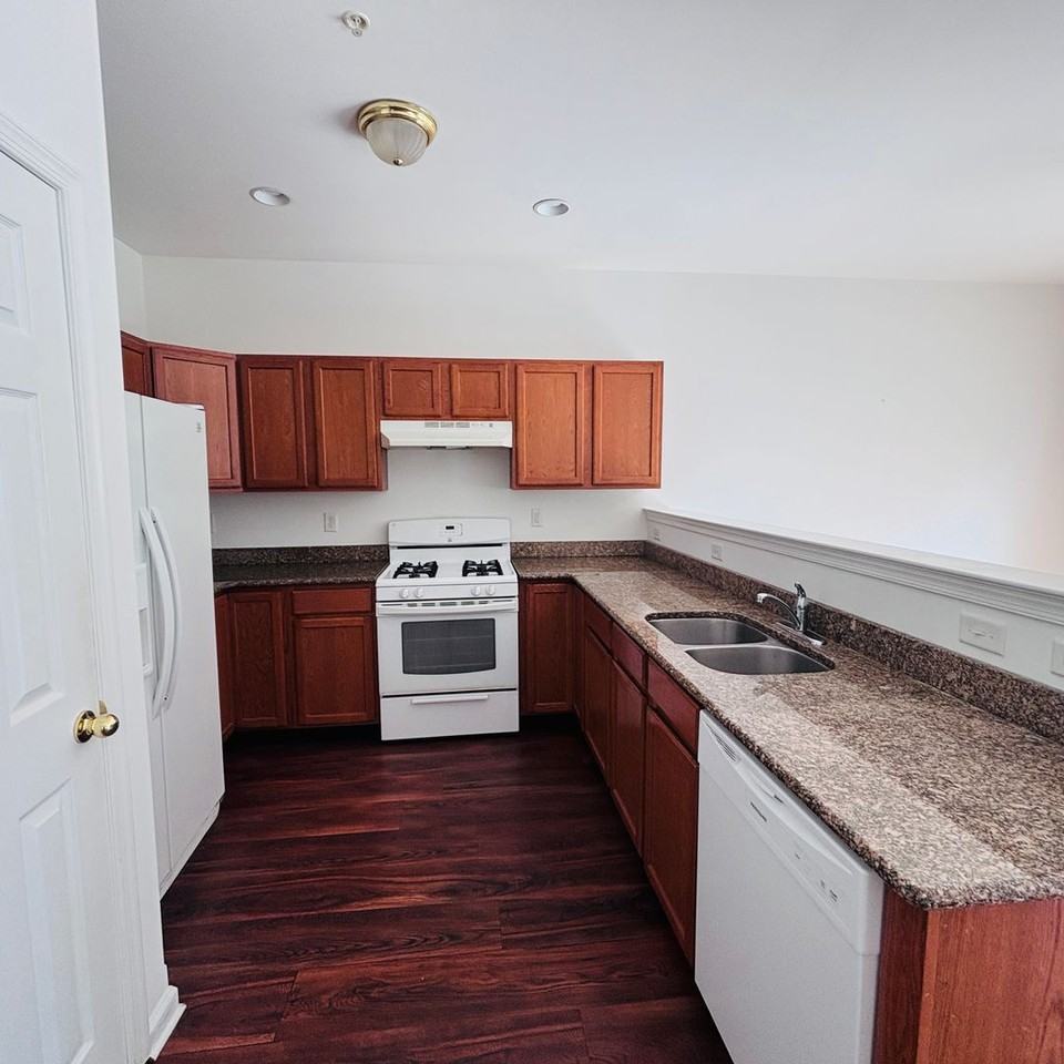 1011 King Way - Photo 2 of 46