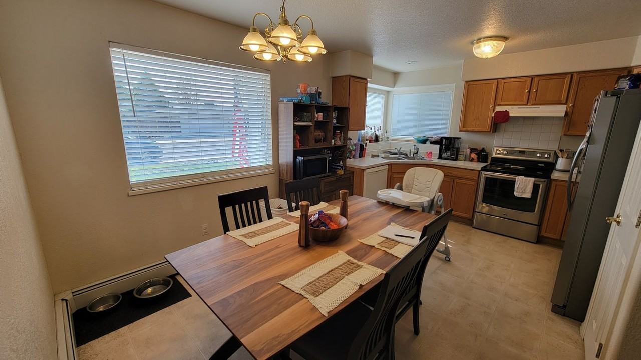 433 Mountainside Ln - Photo 3 of 12