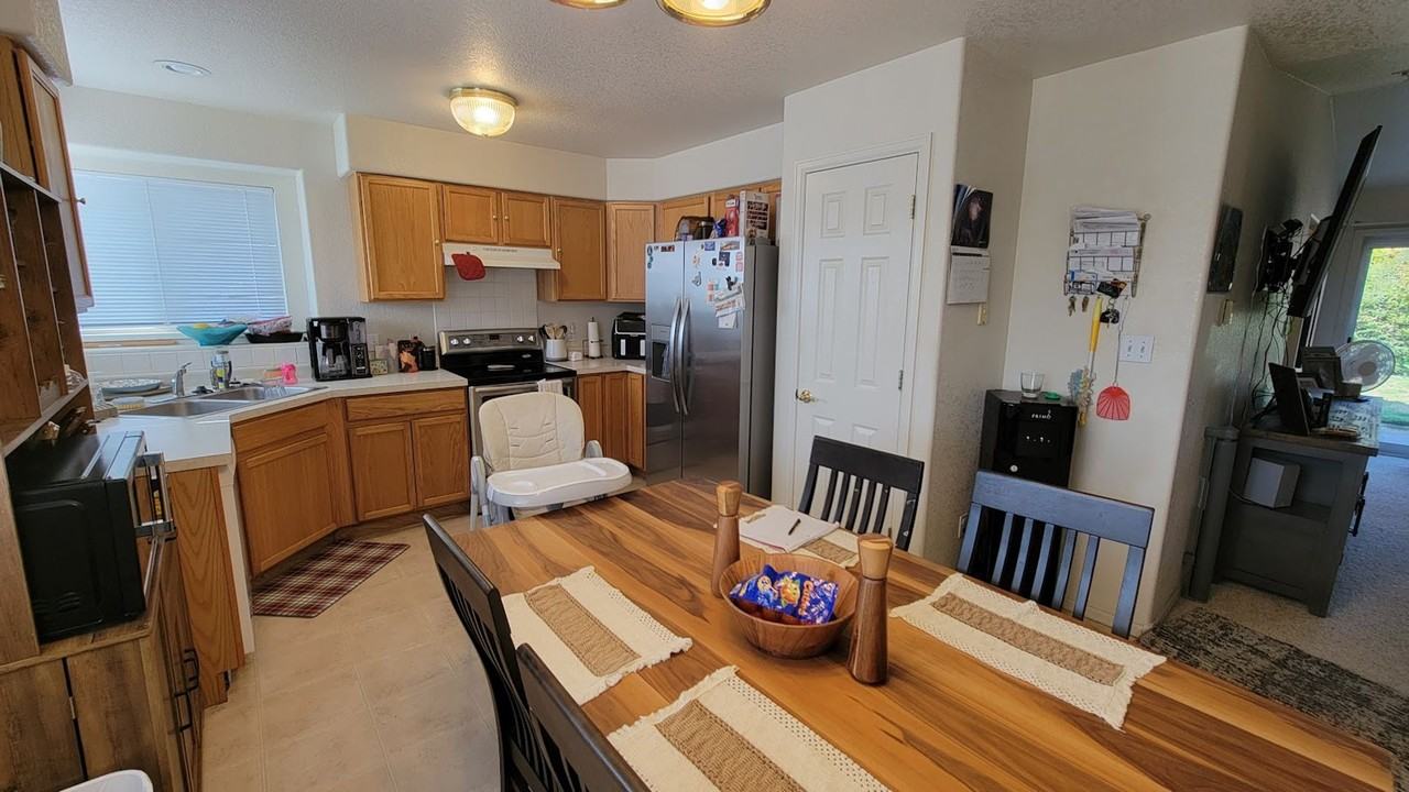 433 Mountainside Ln - Photo 4 of 12