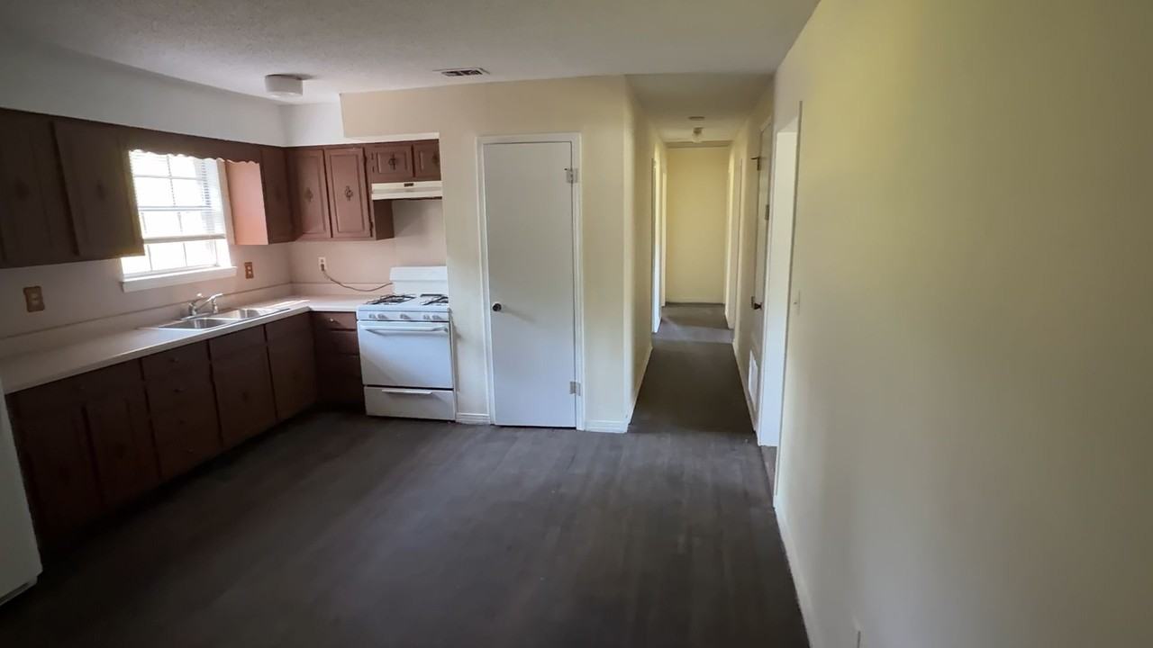 2245 Mobile Rd - Photo 5 of 15
