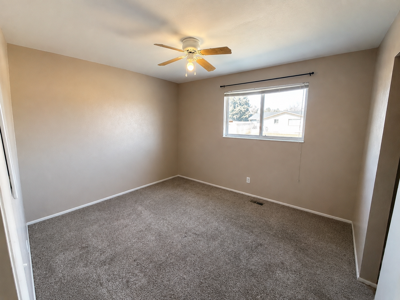 811 S 75 E - Photo 3 of 8