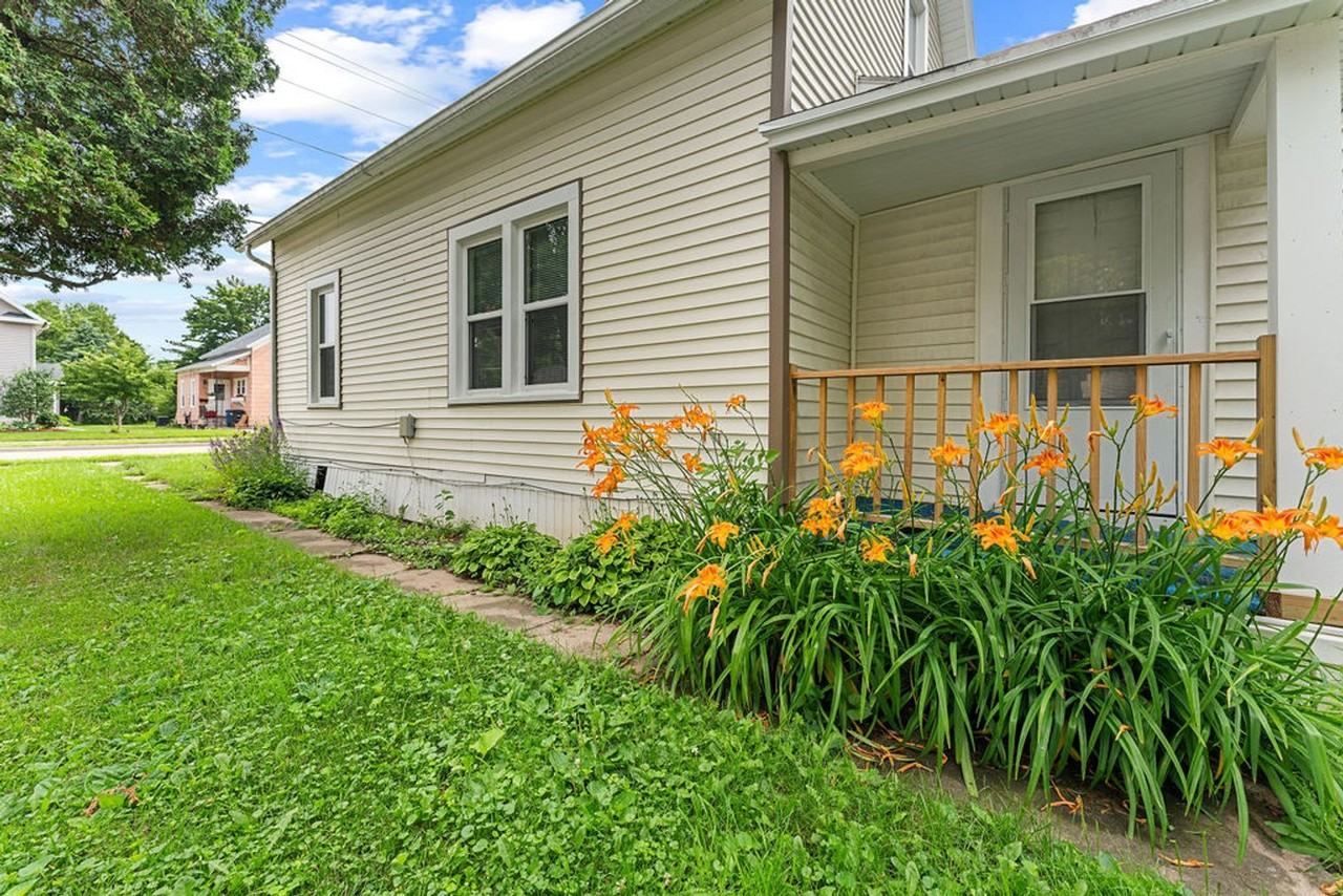 1060 W 10th Ave - Photo 2 of 14
