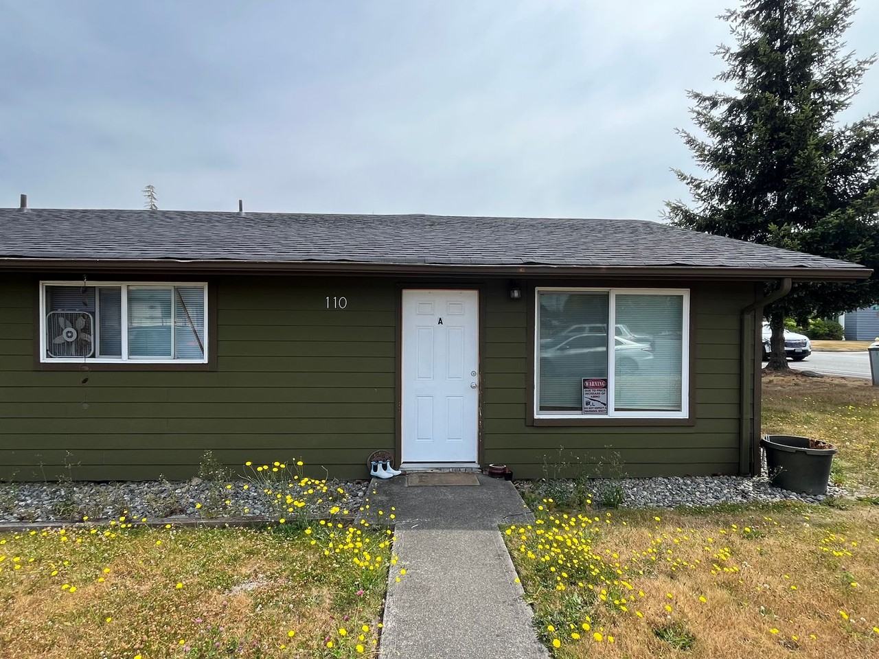 110 Stanford Dr - Photo 2 of 13