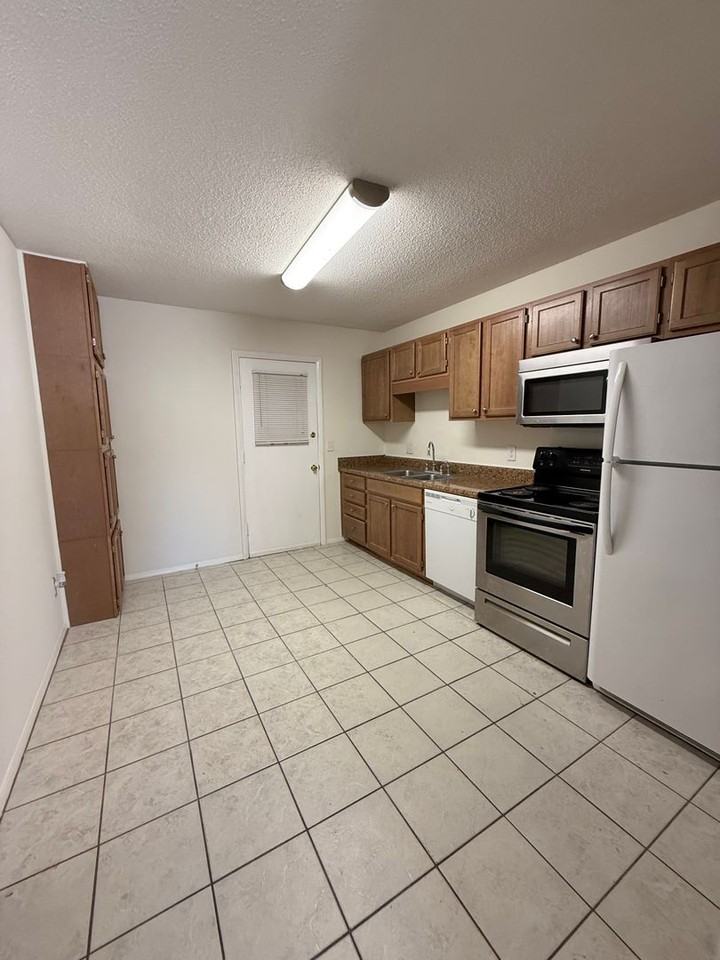 108 Scranton St - Photo 3 of 14