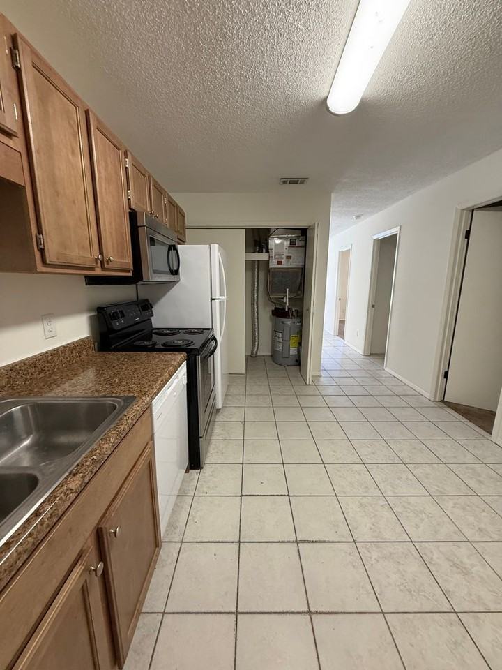 108 Scranton St - Photo 4 of 14