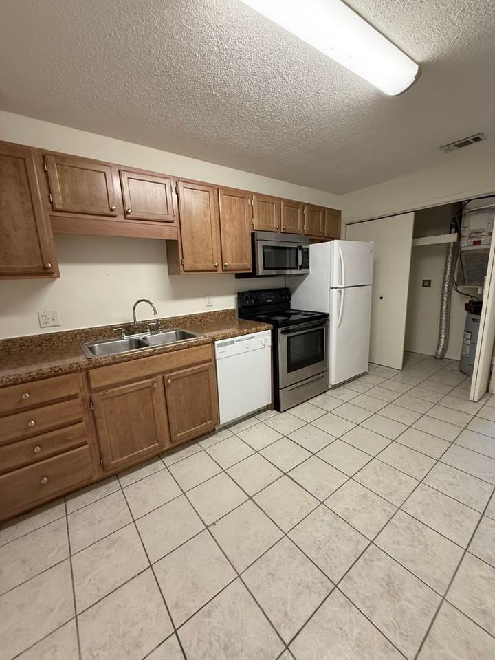108 Scranton St - Photo 5 of 14
