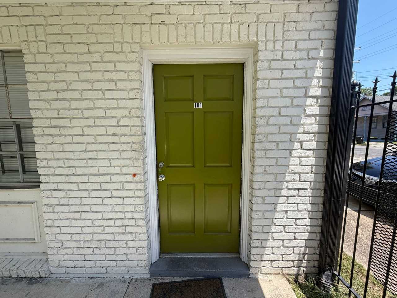 2639 Dreux Ave - Photo 2 of 6