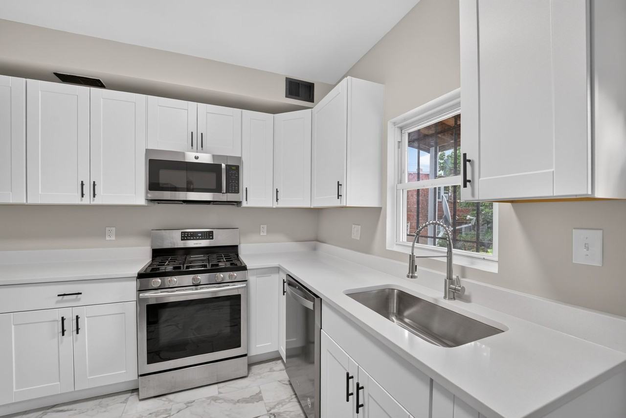 1004 Girard St Nw - Photo 4 of 37