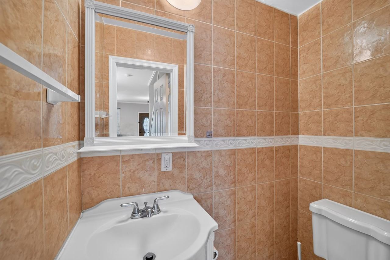 1004 Girard St Nw - Photo 7 of 37
