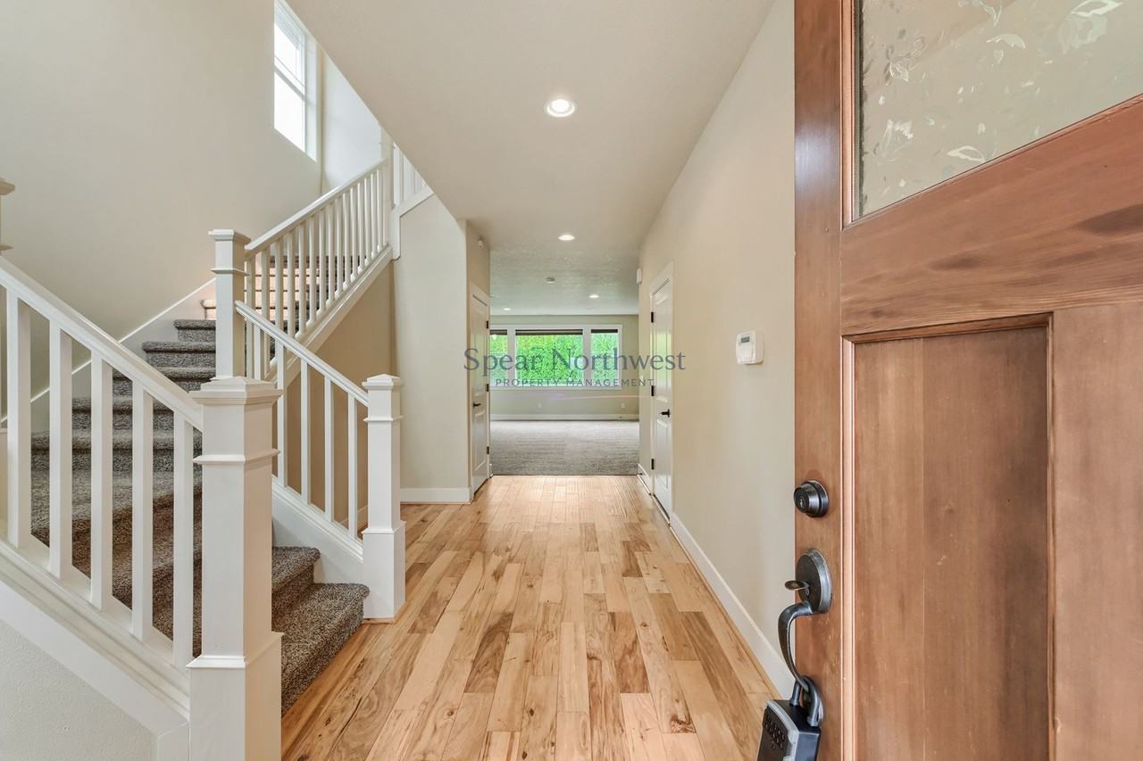 552 Ne 77th Ave - Photo 4 of 33