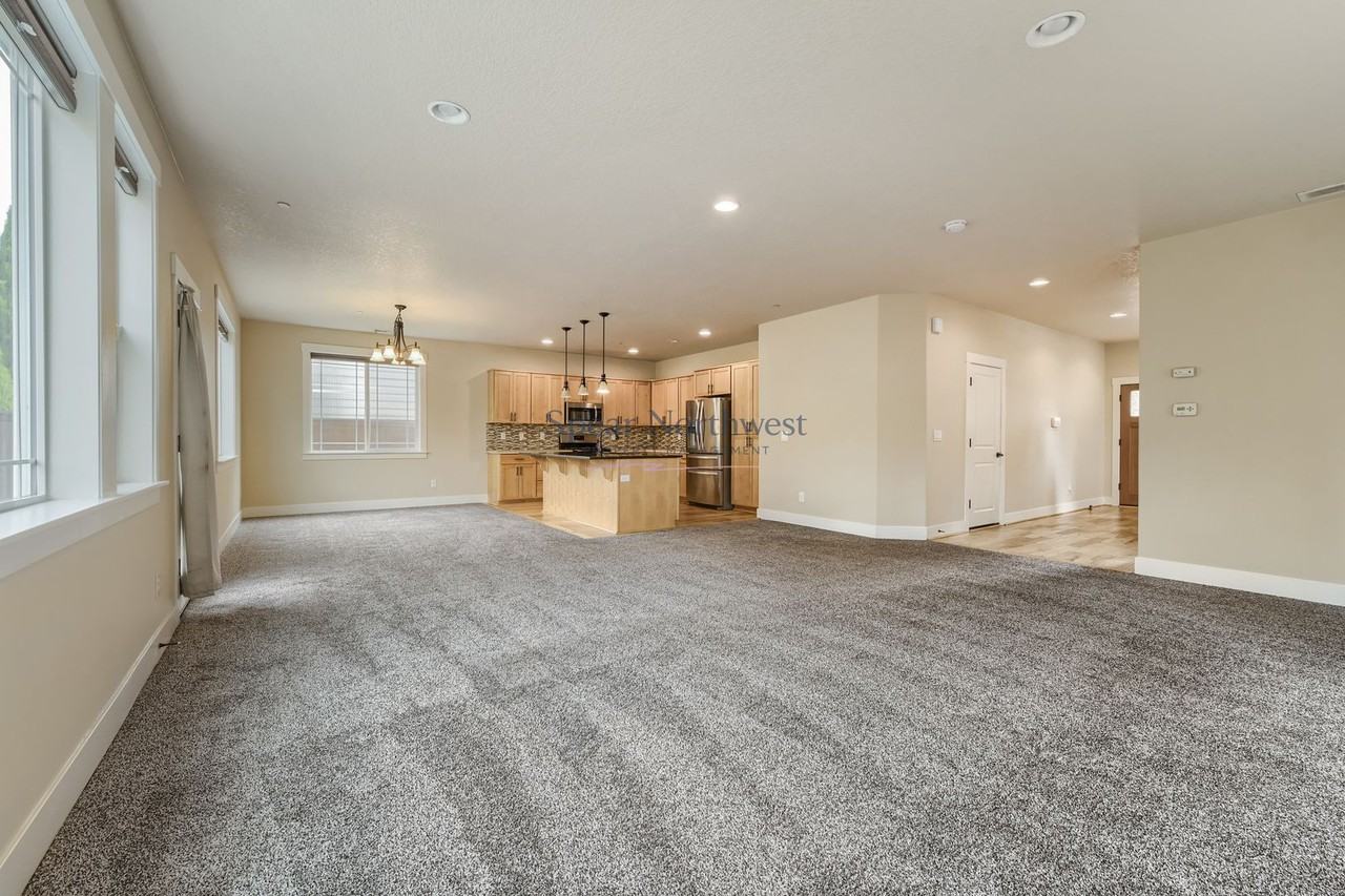 552 Ne 77th Ave - Photo 7 of 33