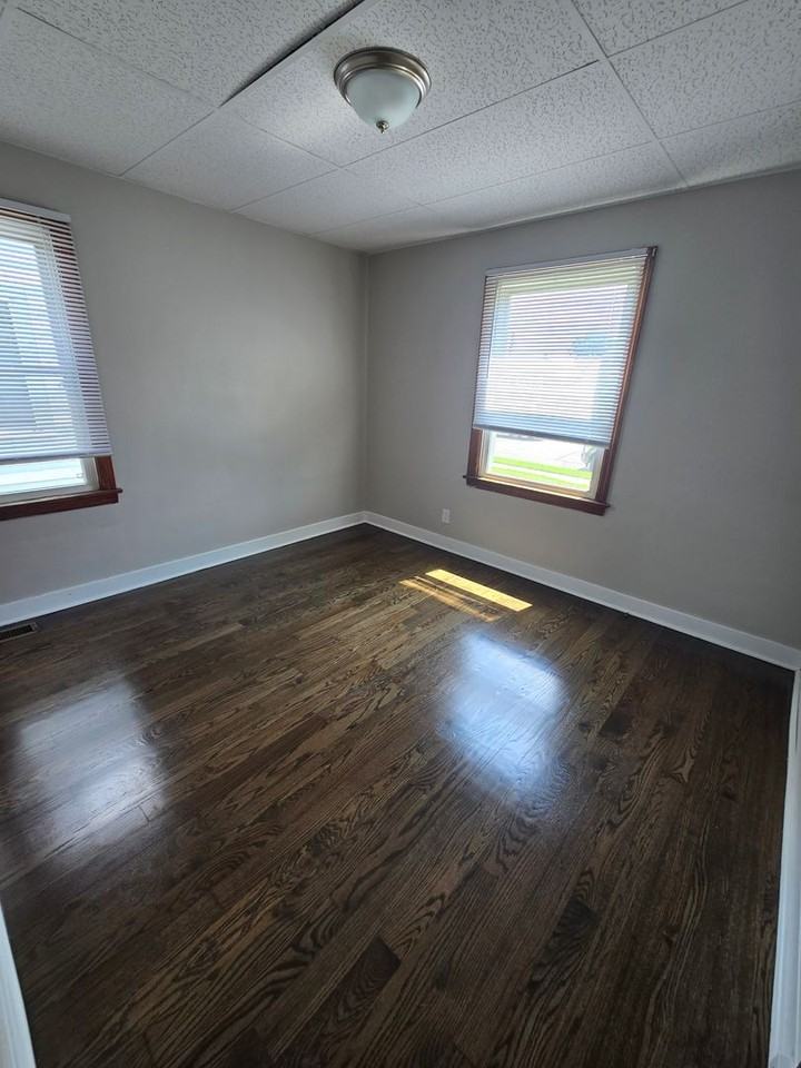 2715 162nd Pl - Photo 5 of 8