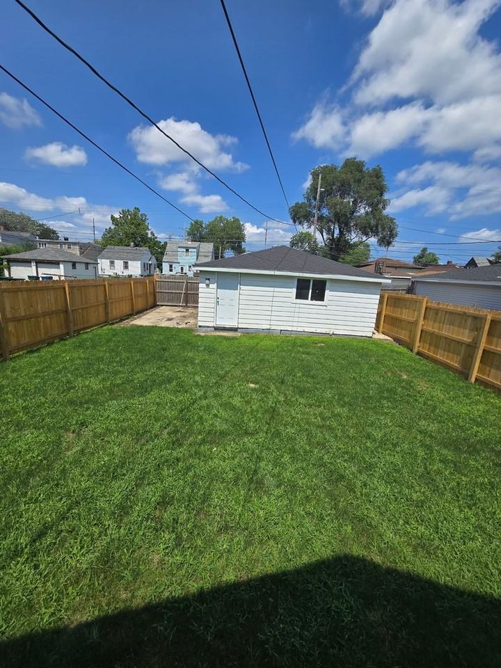 2715 162nd Pl - Photo 7 of 8