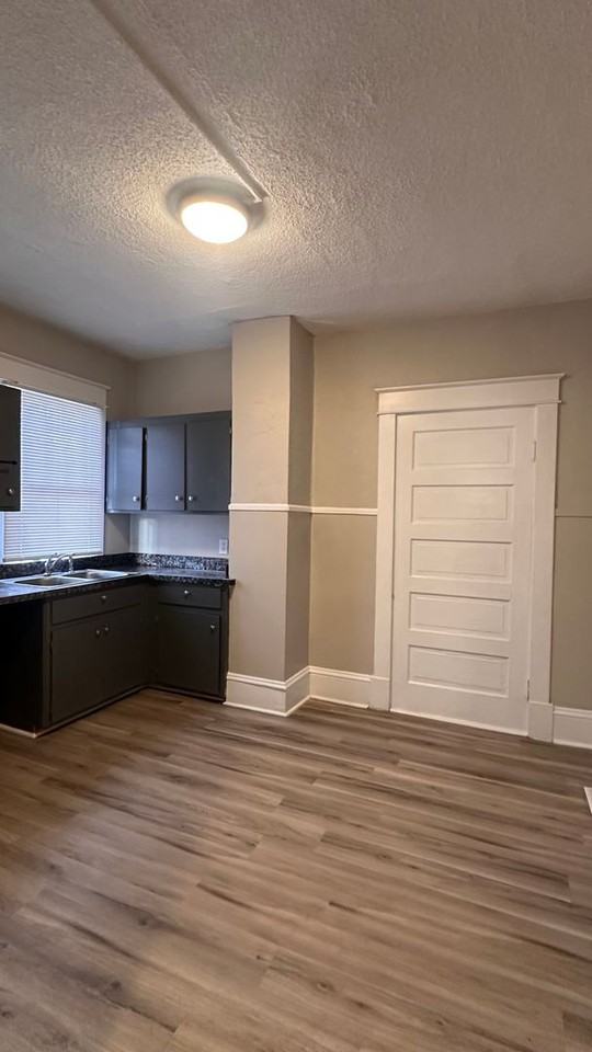 407 Saint Andrew St - Photo 6 of 14