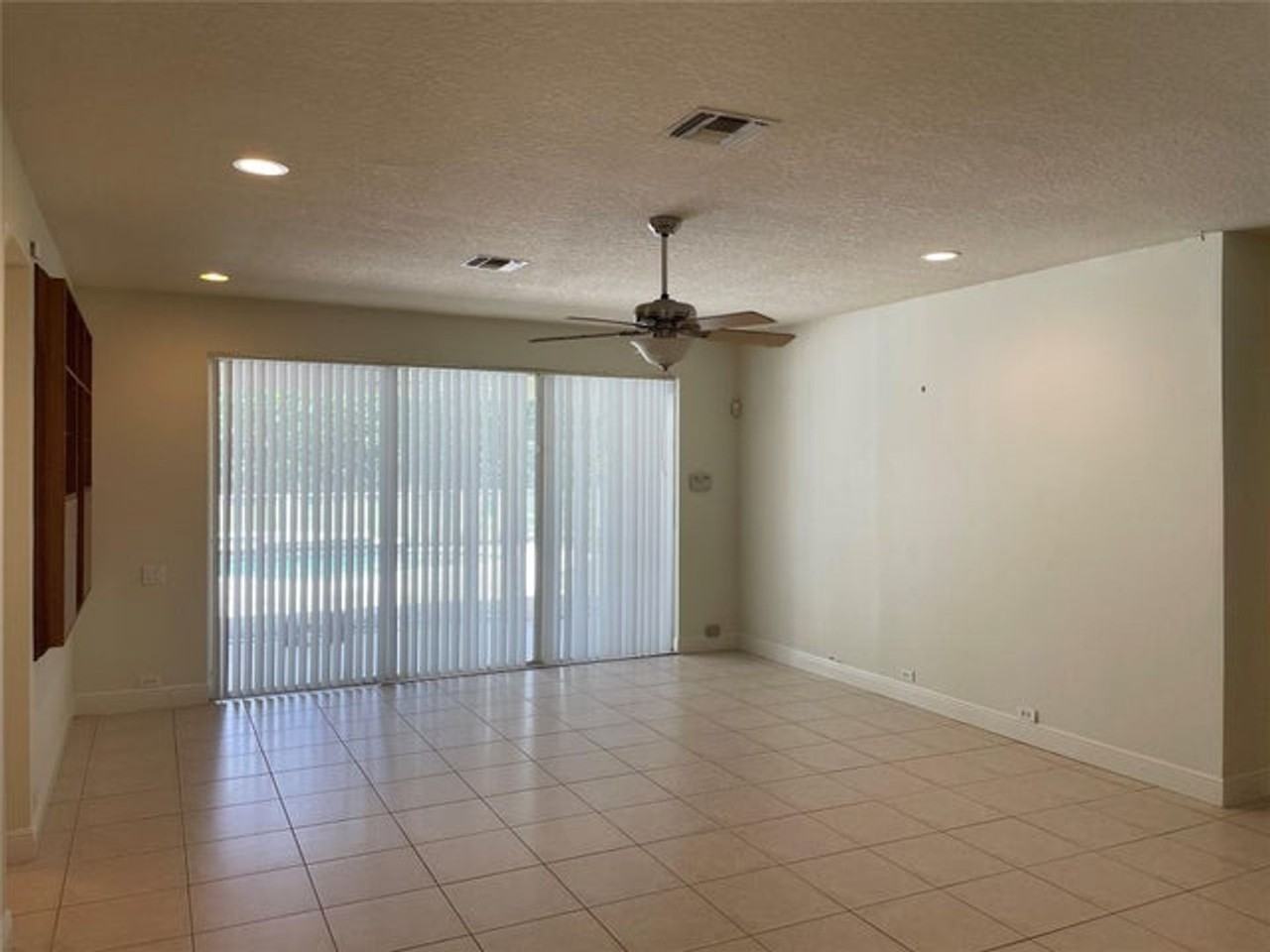 10225 Nw 60th Pl - Photo 3 of 10