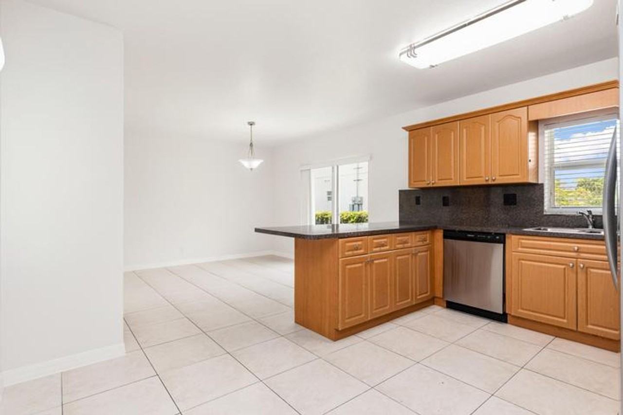 24 Sw 6th St #2 - Photo 2 of 15