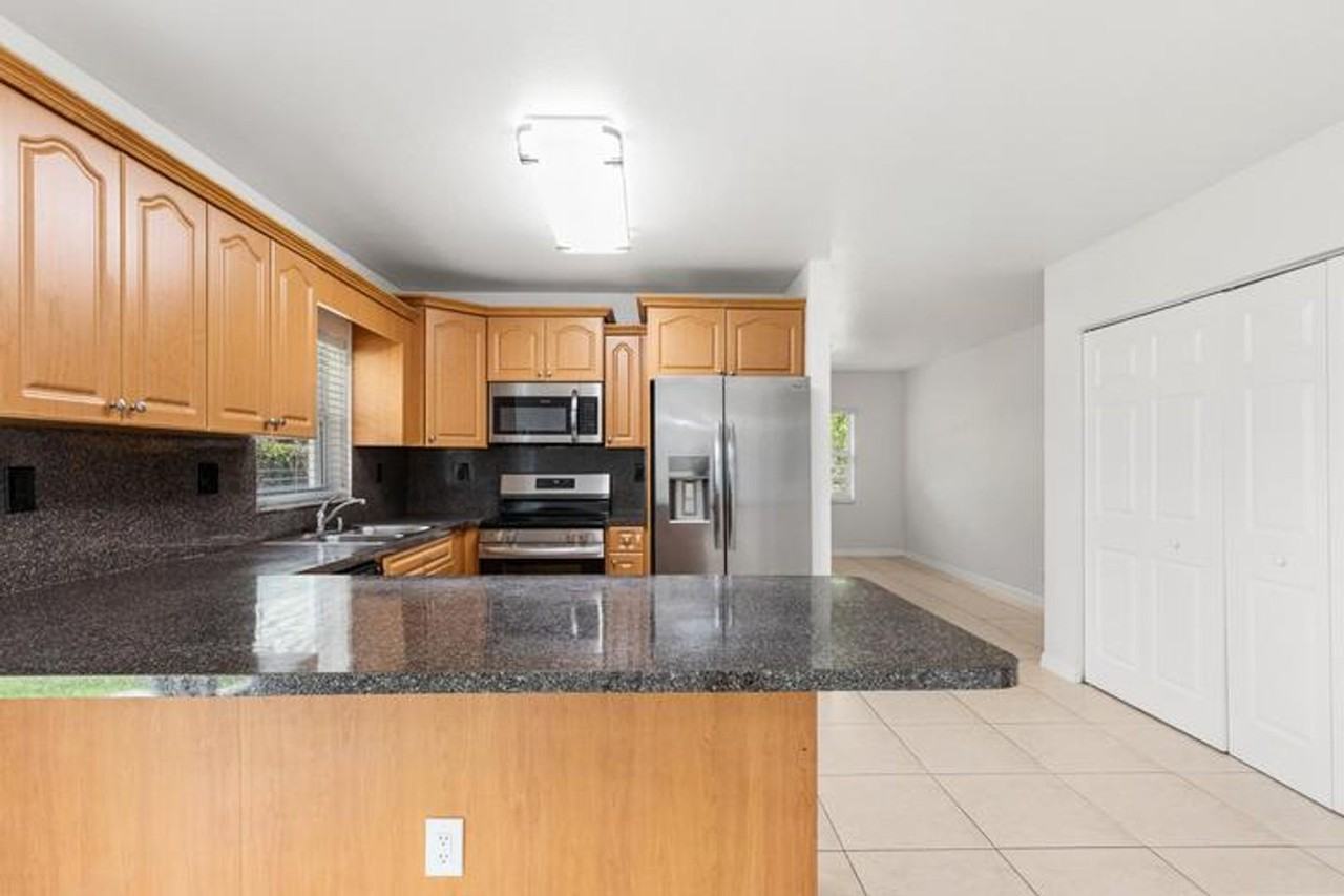 24 Sw 6th St #2 - Photo 3 of 15