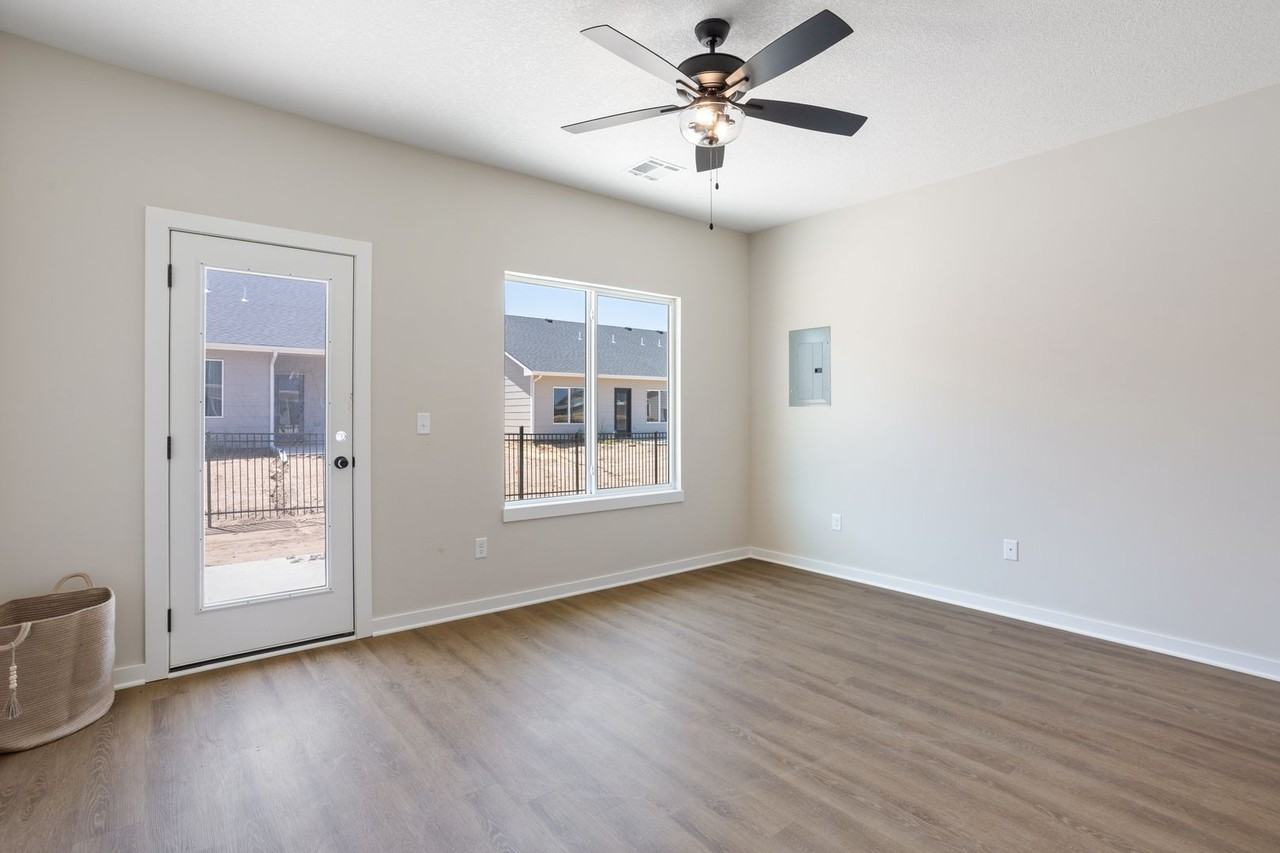 446 S Longbranch Dr - Photo 4 of 9