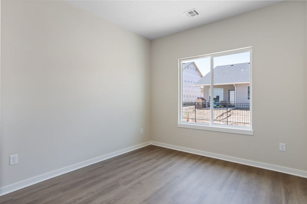 446 S Longbranch Dr - Photo 7 of 9