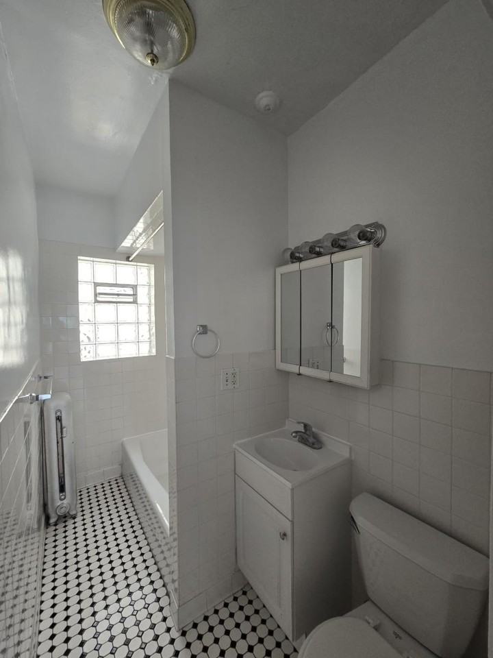 908 Reba Pl #2S - Photo 6 of 10