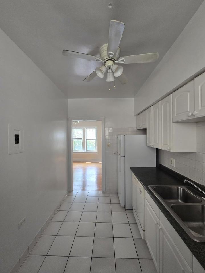 908 Reba Pl #2S - Photo 2 of 10