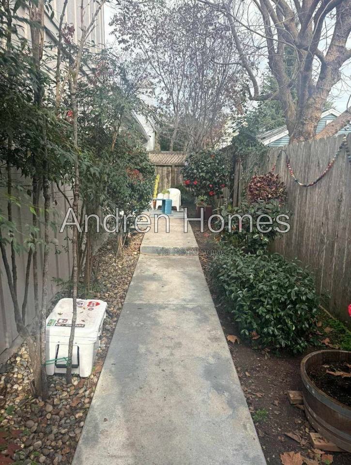 126 Pine St - Photo 3 of 10