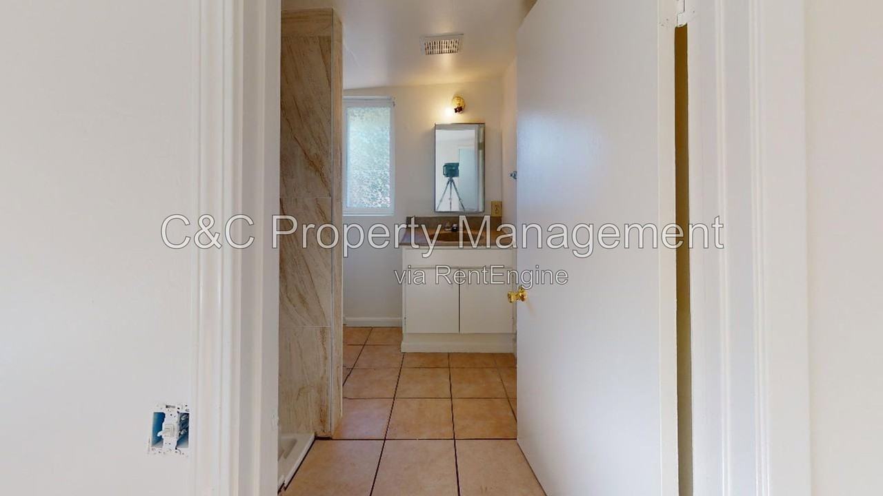 1082 Wanda Ave #E - Photo 4 of 5