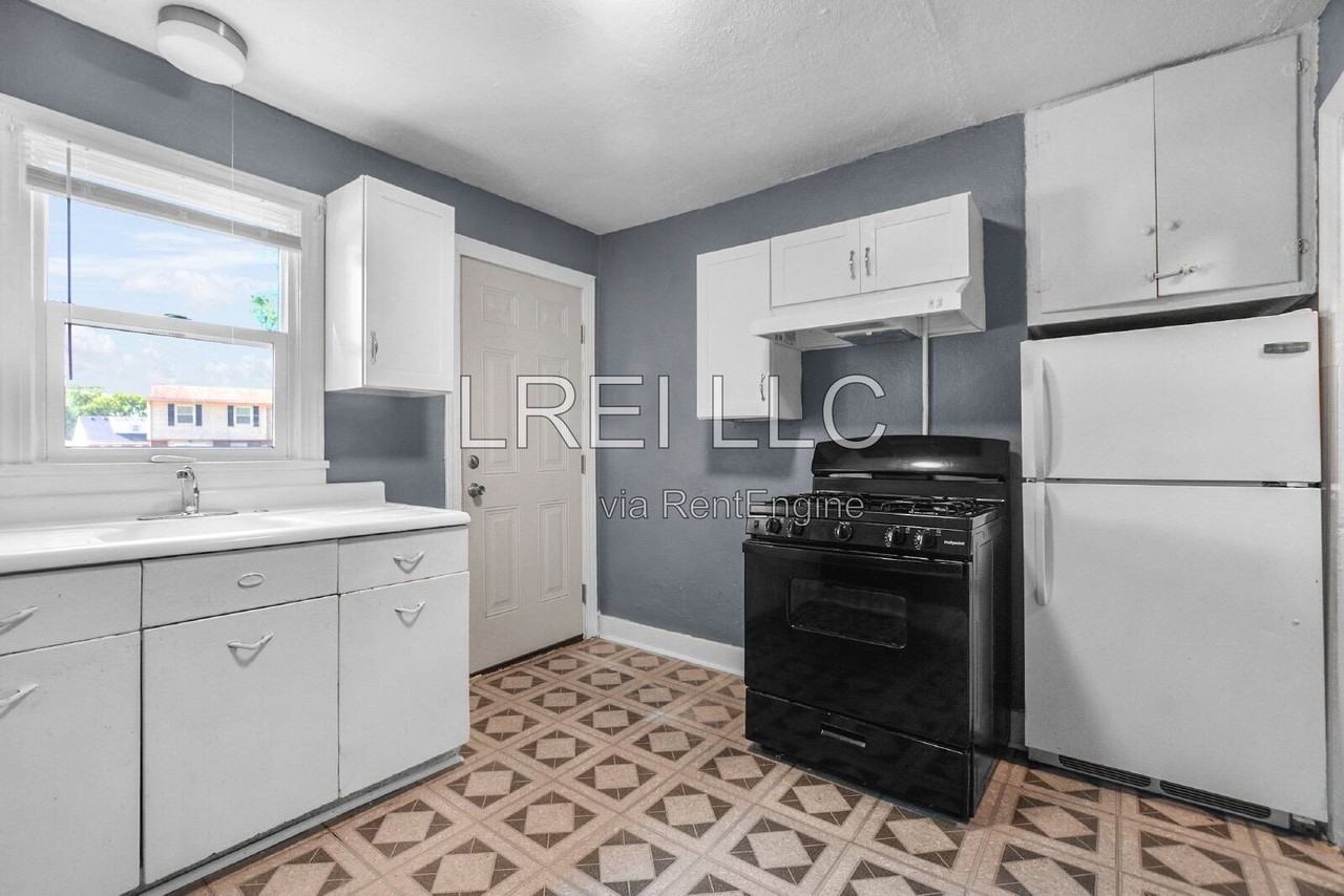 1443 S 32nd St #2 - Photo 3 of 18