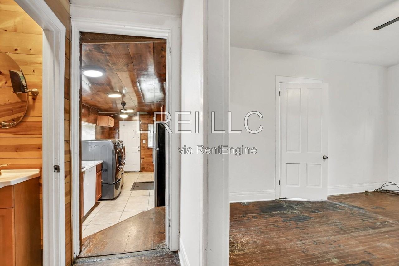 1371 Olive St - Photo 4 of 18