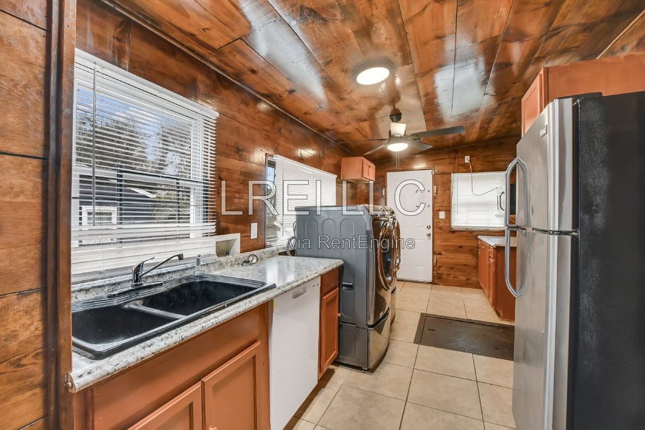 1371 Olive St - Photo 7 of 18