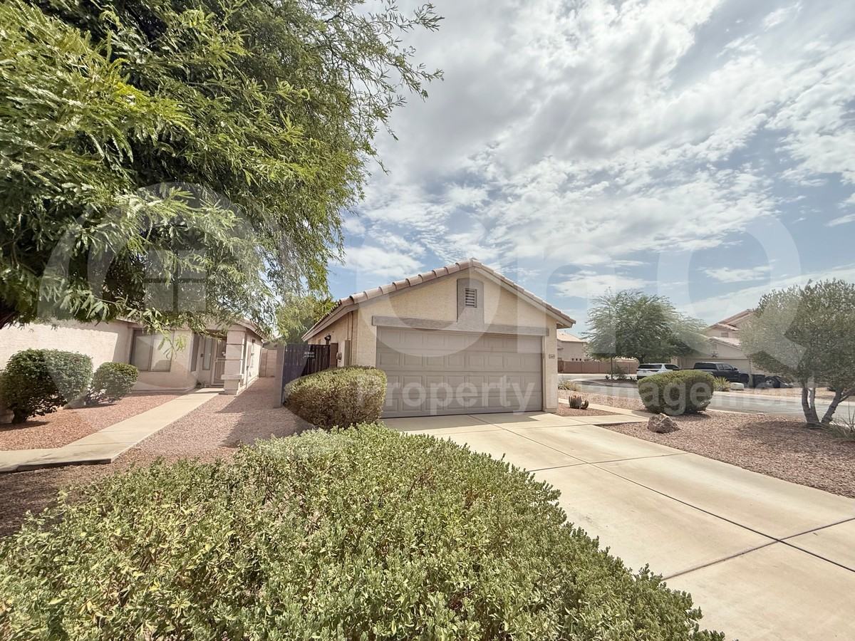 10609 W Rosewood Dr - Photo 2 of 17