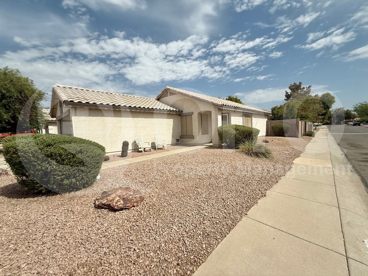 10609 W Rosewood Dr - Photo 3 of 17