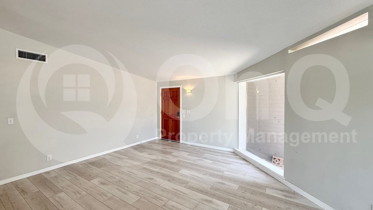 525 N Vine St - Photo 3 of 24