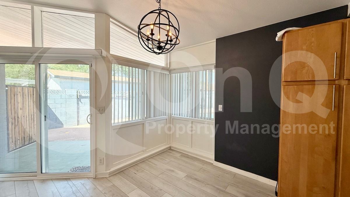 525 N Vine St - Photo 5 of 24