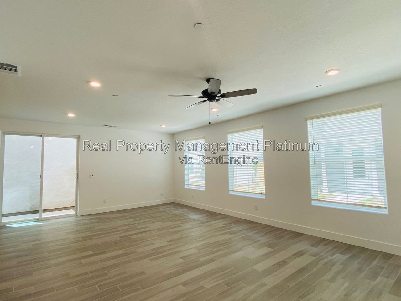 2752 E Tamarind Dr - Photo 3 of 40