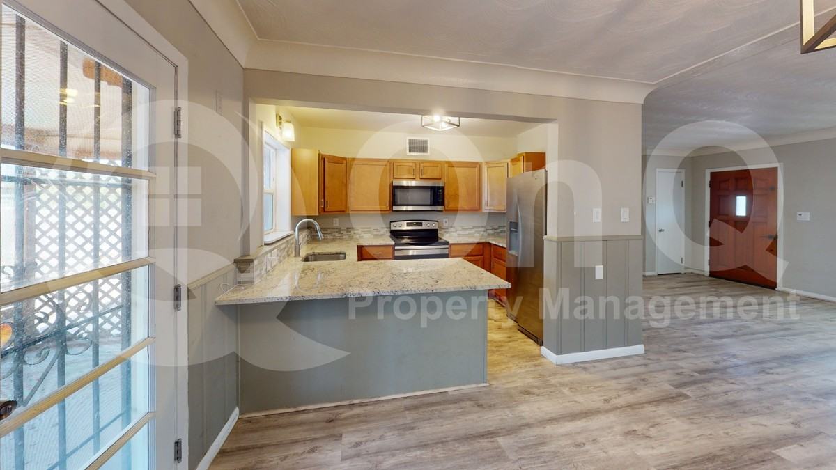1305 E Water St - Photo 5 of 25