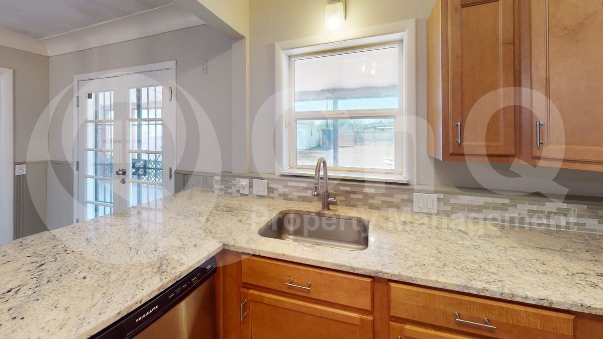 1305 E Water St - Photo 6 of 25