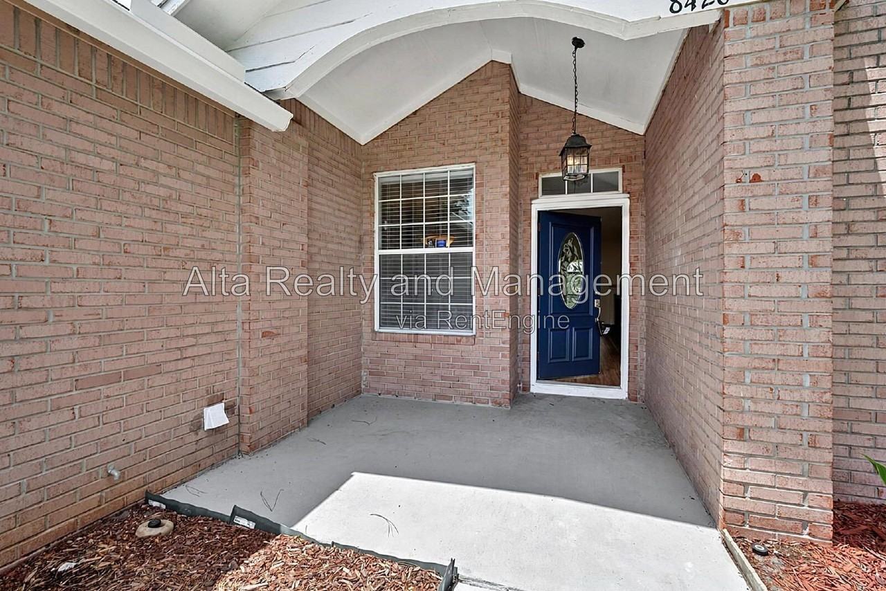 8426 Country Bend Cir W - Photo 4 of 31