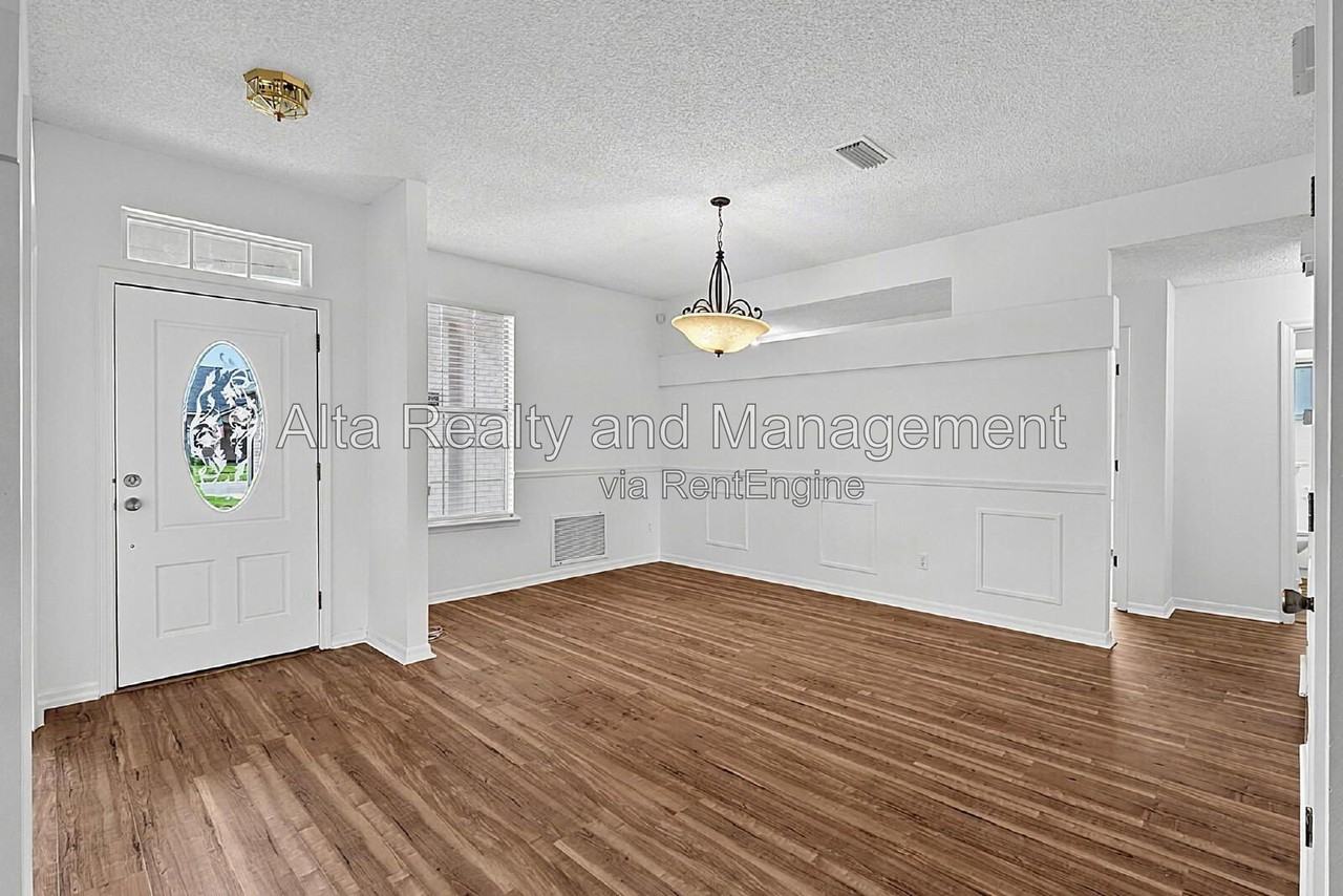 8426 Country Bend Cir W - Photo 7 of 31