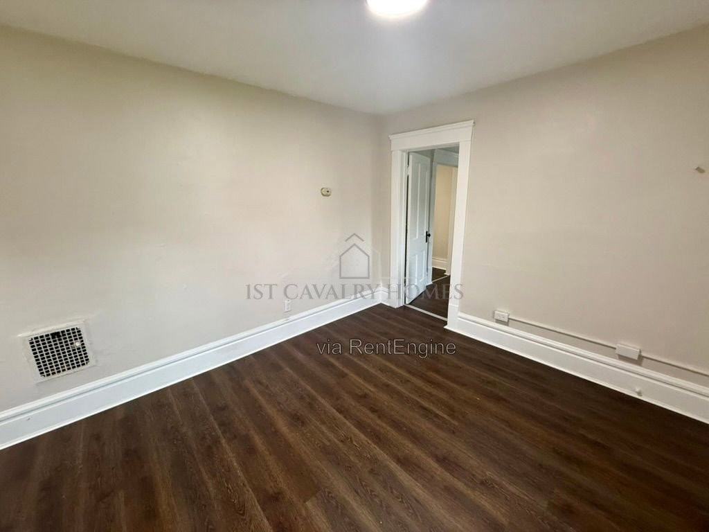 1052 Yale St #3 - Photo 4 of 21