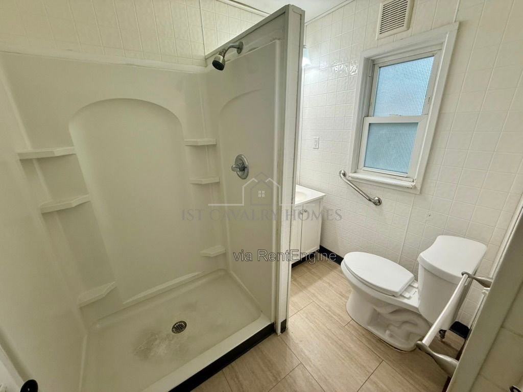 1052 Yale St #3 - Photo 7 of 21